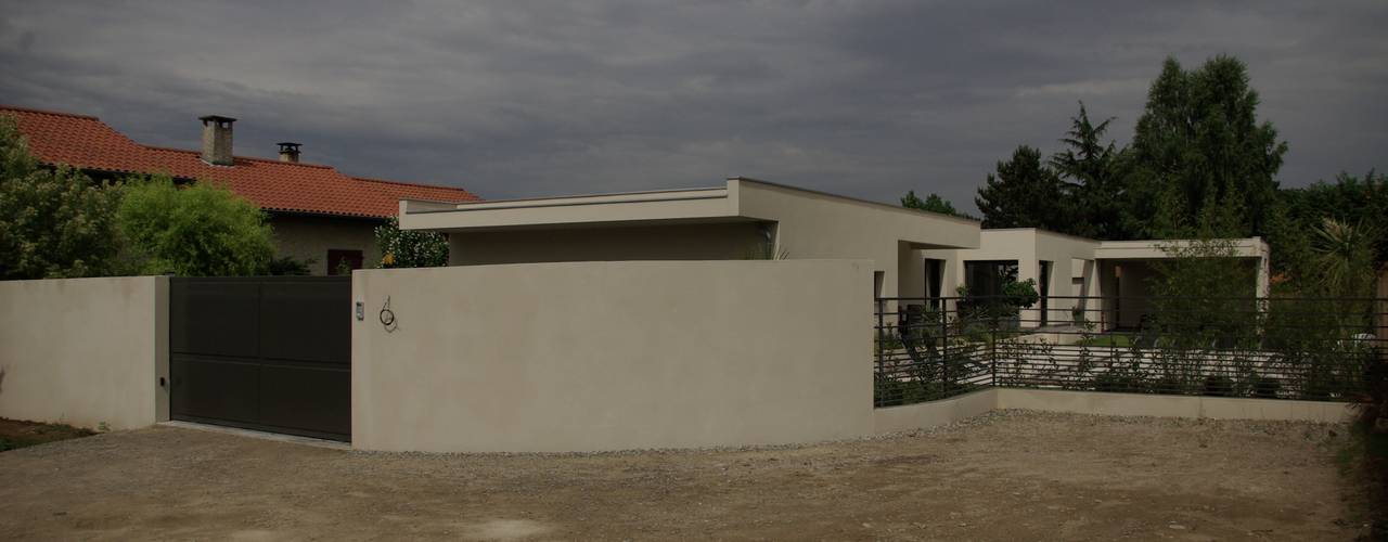 Maison cubique moderne avec piscine, Pierre Bernard Création Pierre Bernard Création Casas mediterrânicas