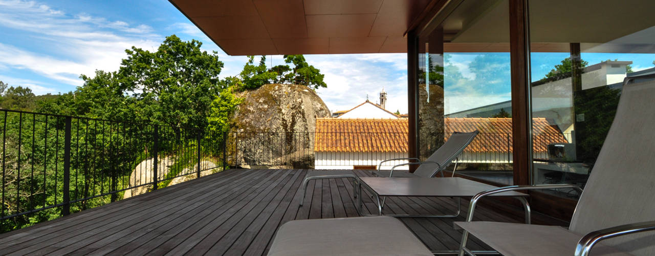 Casa Rui Leal, Lousinha Arquitectos Lousinha Arquitectos 모던스타일 발코니, 베란다 & 테라스