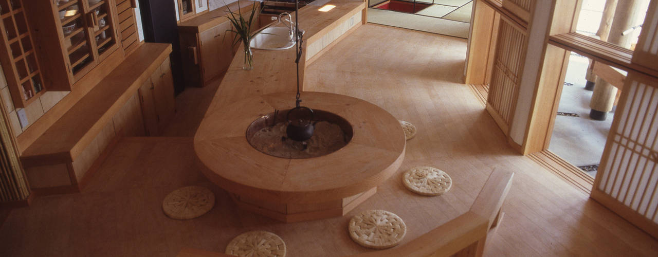 囲炉裏テーブルと露天風呂のある別荘, （株）独楽蔵 KOMAGURA （株）独楽蔵 KOMAGURA Living room