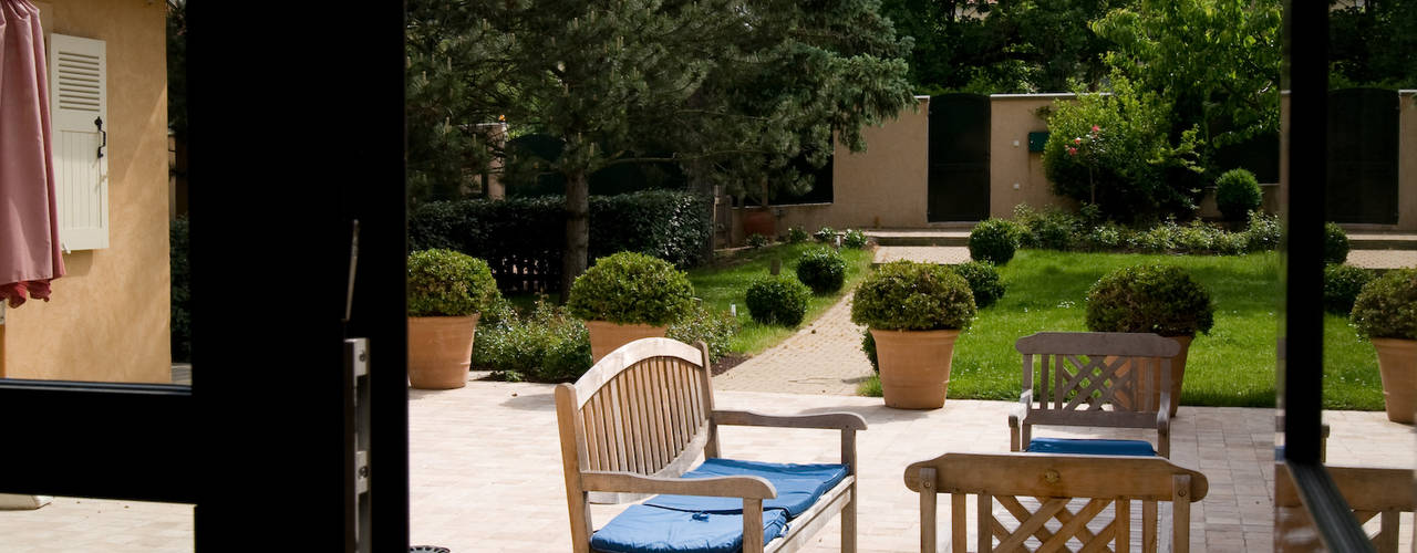 Maison de plain pied avec sol en pierre au design méditerranéen , Pierre Bernard Création Pierre Bernard Création Jardin classique