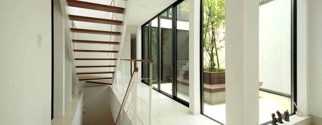 庭のある立方体の家, TERAJIMA ARCHITECTS／テラジマアーキテクツ TERAJIMA ARCHITECTS／テラジマアーキテクツ Modern corridor, hallway & stairs