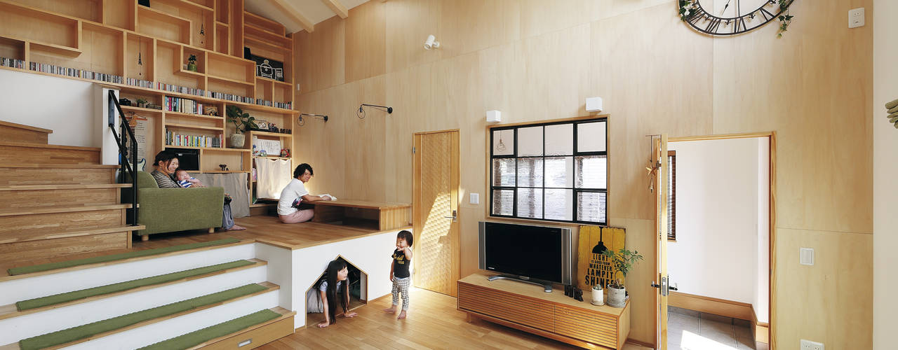 吹き抜けと大きな屋根が印象的な家族の住まい | homify
