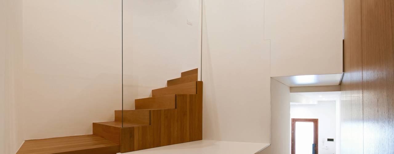 TER, studioSAL_14 studioSAL_14 Minimalist corridor, hallway & stairs Solid Wood Multicolored