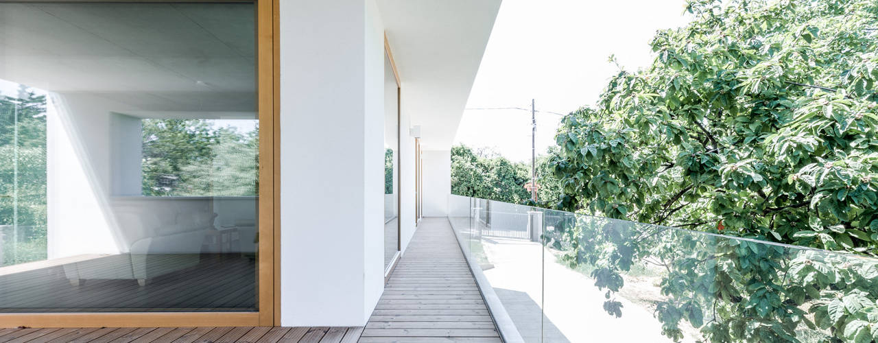 The Black & White House, Földes Architects Földes Architects Minimalistischer Balkon, Veranda & Terrasse