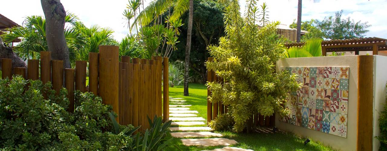 CASA DE PRAIA EM CONDOMINIO - GUARAJUBA / BAHIA, Tânia Póvoa Arquitetura e Decoração Tânia Póvoa Arquitetura e Decoração Tropische tuinen Houtcomposiet Transparant