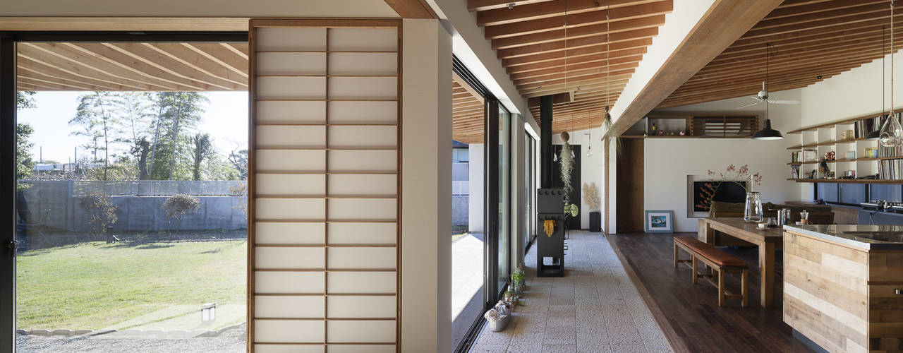 土間の広がる家, 築紡｜根來宏典 築紡｜根來宏典 Modern Corridor, Hallway and Staircase Stone