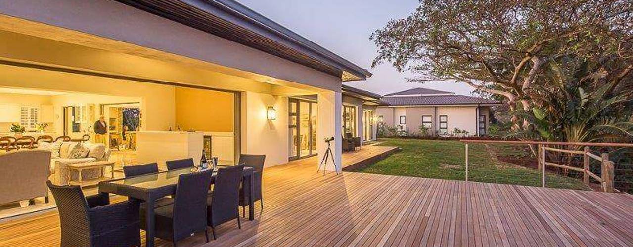 Simple yet beautiful home in Brettenwood, CA Architects CA Architects Minimalist balcony, veranda & terrace