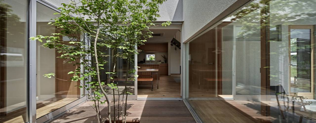 ホワイエのある家, toki Architect design office toki Architect design office Jardines modernos: Ideas, imágenes y decoración