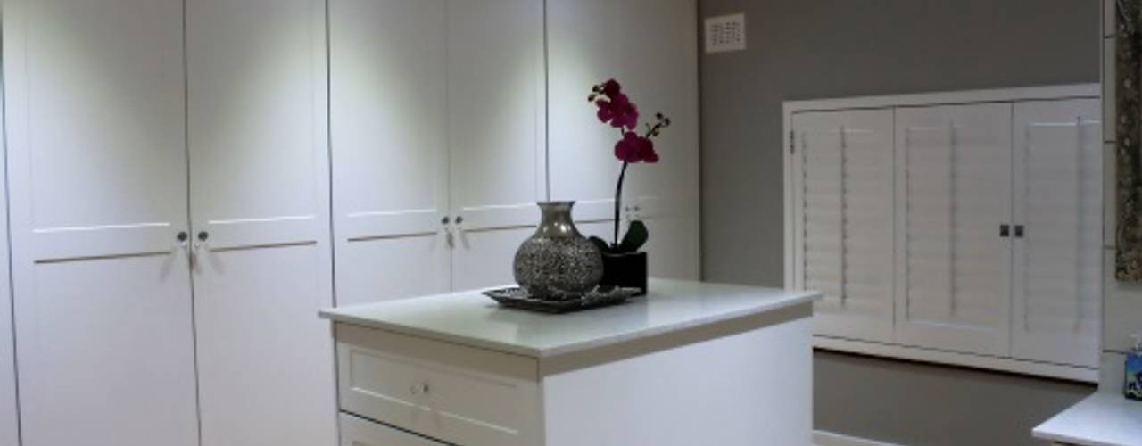 House F, Margaret Berichon Design Margaret Berichon Design Ruang Ganti Klasik MDF White