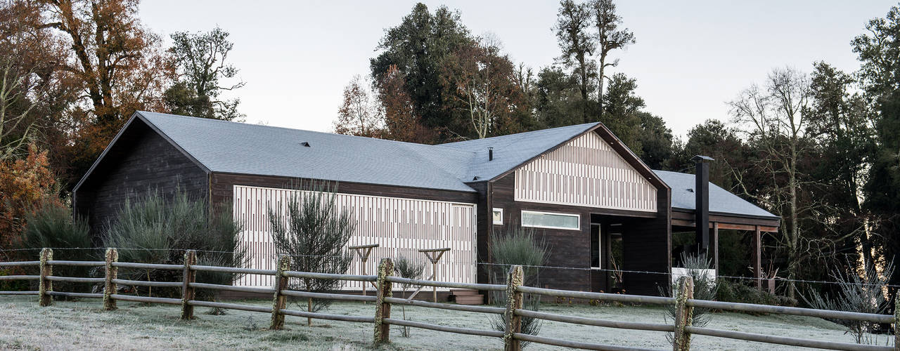 CASA RH, ESTUDIO BASE ARQUITECTOS ESTUDIO BASE ARQUITECTOS Case in stile scandinavo Legno Effetto legno