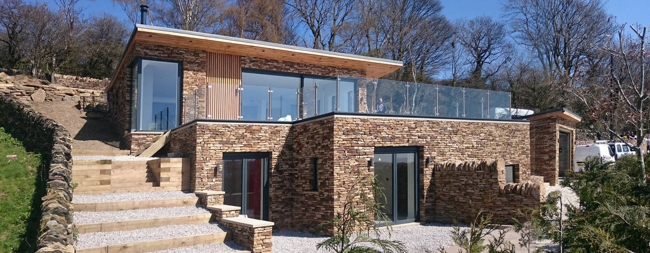 New House overlooking a Reservoir, Robin Ashley Architects Robin Ashley Architects منازل حجر