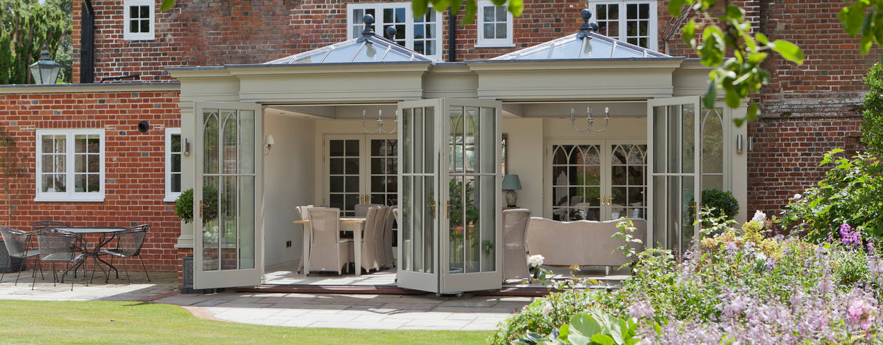 Orangery with Gothic Detailing, Vale Garden Houses Vale Garden Houses Classic style conservatory Wood Wood effect