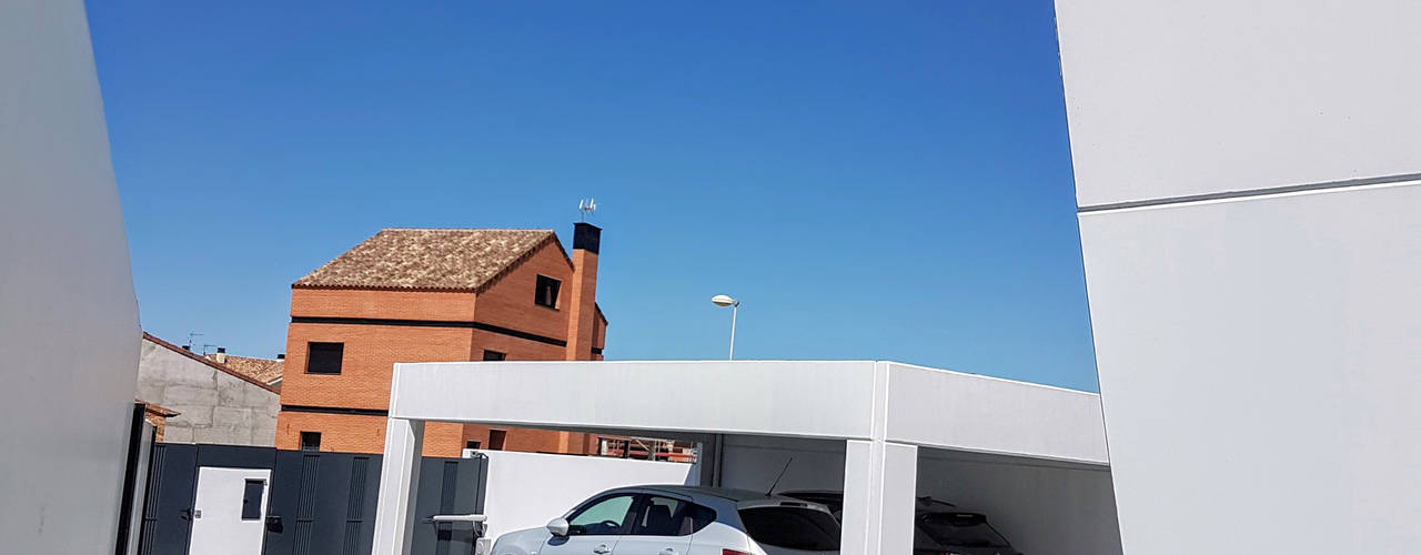 Vivienda Unifamiliar en Villanueva de La Cañada (Madrid), MODULAR HOME MODULAR HOME Yanları açık garaj Beton