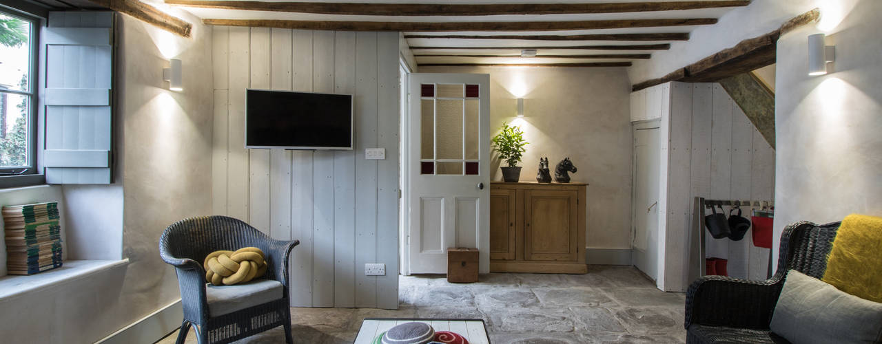 A Complete Rustic Cottage House: Miner's Cottage , design storey design storey Salas de estar rústicas