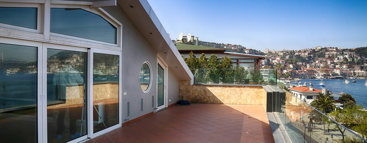 Bebek Çatı Katı, İndeko İç Mimari ve Tasarım İndeko İç Mimari ve Tasarım Classic style balcony, veranda & terrace