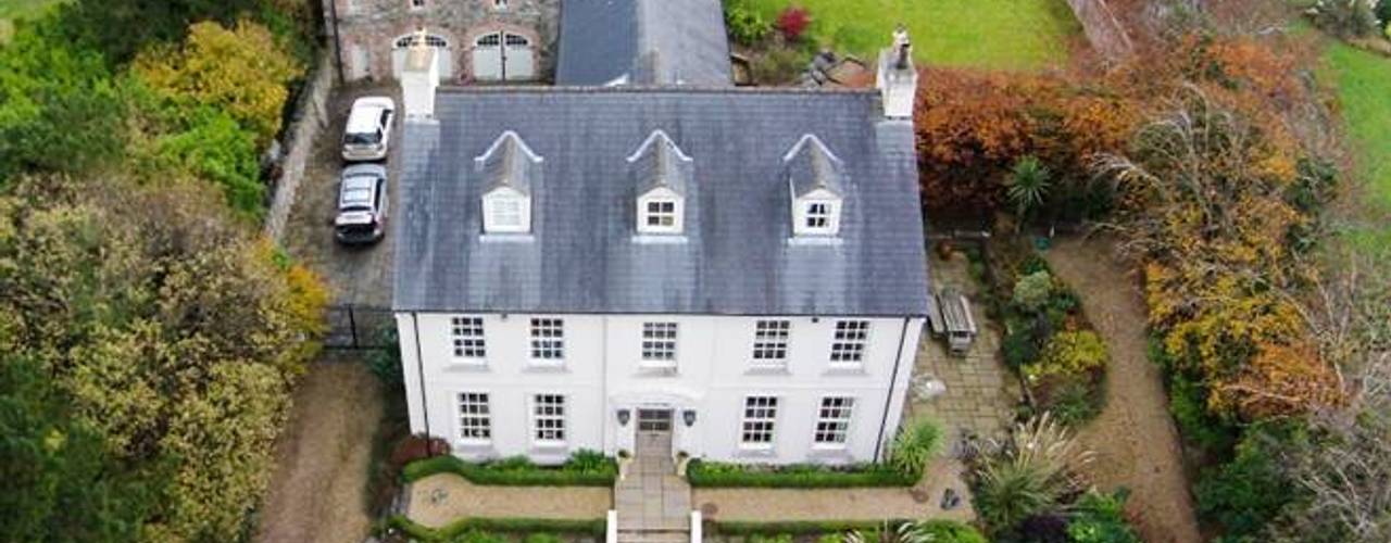 Classical Neo-Georgian country house with stone coach house, courtyard and tennis court, Des Ewing Residential Architects Des Ewing Residential Architects Casas clásicas