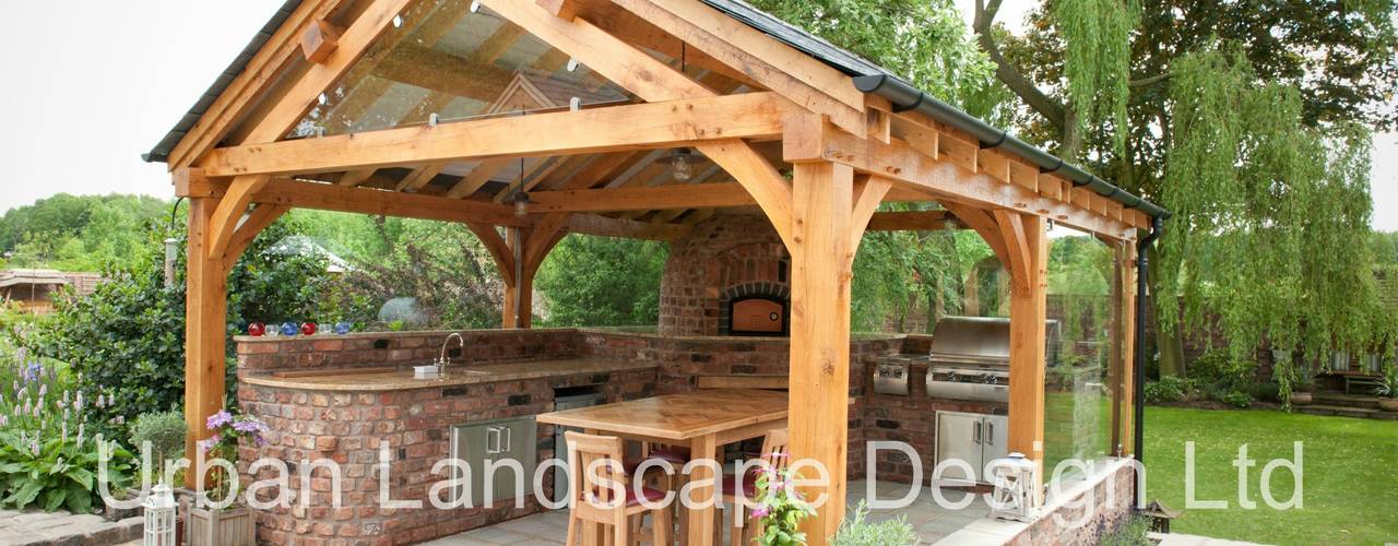 Outdoor Kitchen & Oak Building: a wonderful rustic outdoor brick kitchen and hot tub, Urban Landscape Design Ltd Urban Landscape Design Ltd 庭院