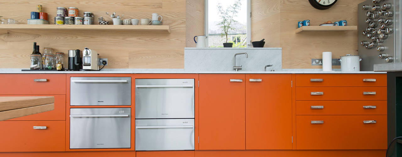 A Perfect Colourful and Vibrant Kitchen with Island, Craigie Woodworks Craigie Woodworks モダンな キッチン エンジニアリングウッド 透明