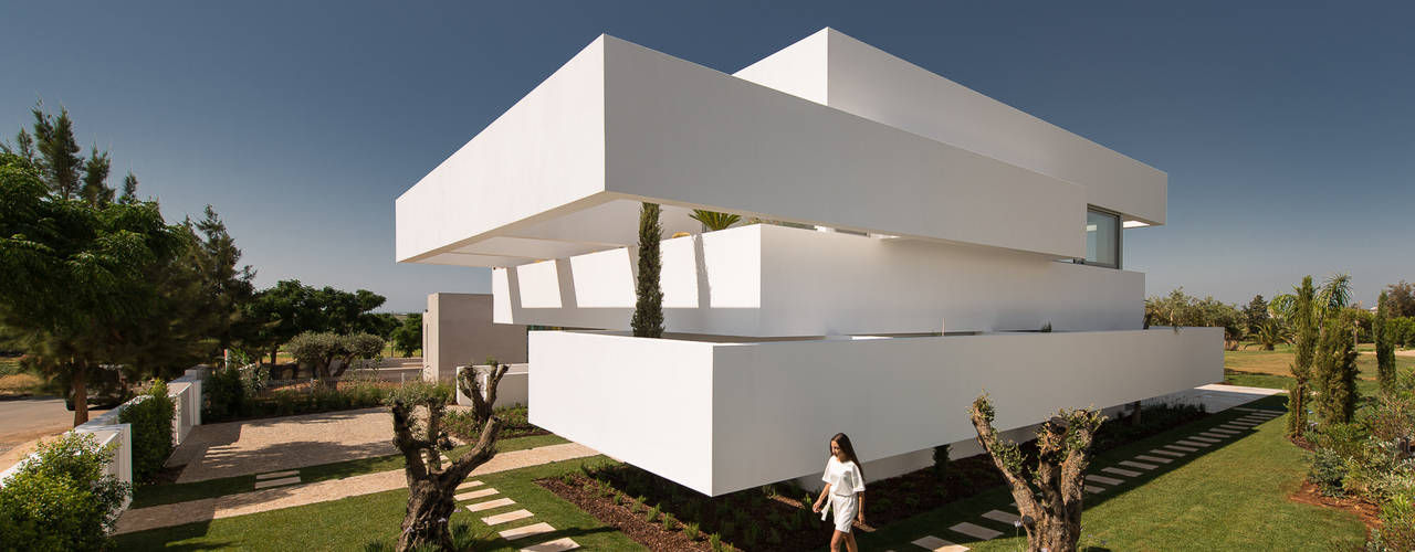Casa de arquitectura volumétrica no Algarve tem 5 terraços e um jardim, Corpo Atelier Corpo Atelier Casas modernas Branco