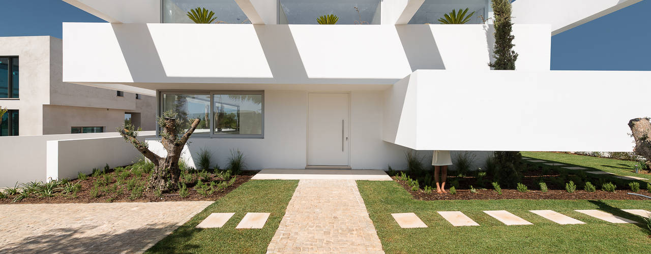 Casa de arquitectura volumétrica no Algarve tem 5 terraços e um jardim, Corpo Atelier Corpo Atelier Maisons modernes