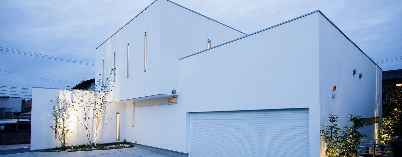 WHITE COURT HOUSE, MITSUTOSHI OKAMOTO ARCHITECT OFFICE 岡本光利一級建築士事務所 MITSUTOSHI OKAMOTO ARCHITECT OFFICE 岡本光利一級建築士事務所 北欧風 家