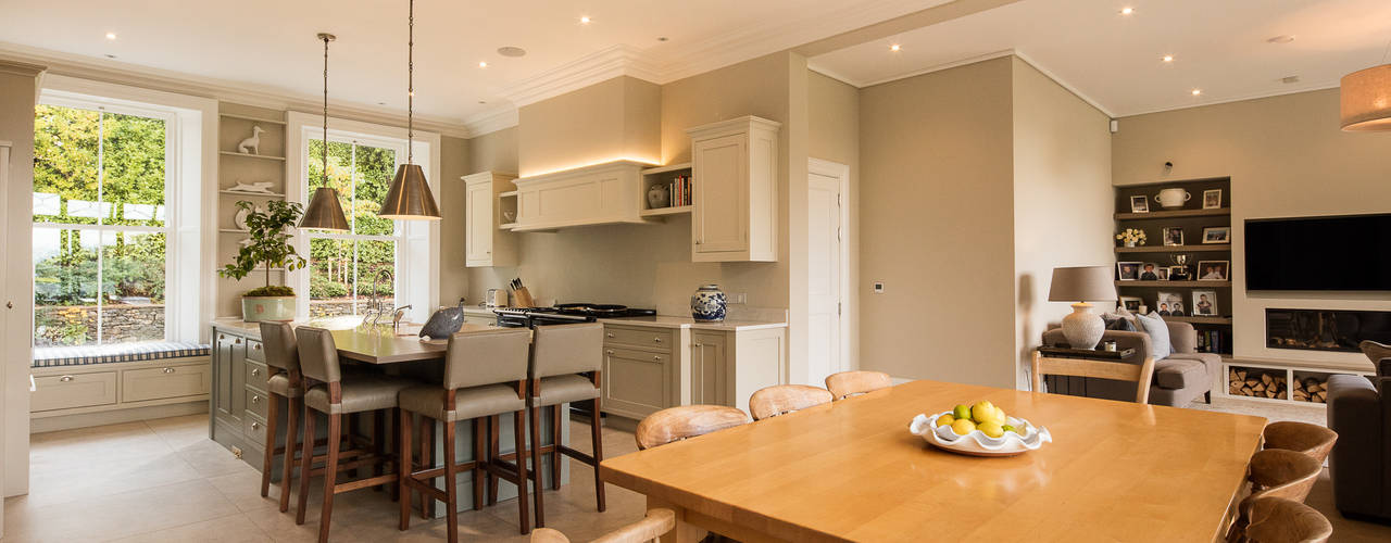 A Simple Yet Classic Facade Towards the Sea, Des Ewing Residential Architects Des Ewing Residential Architects Classic style dining room