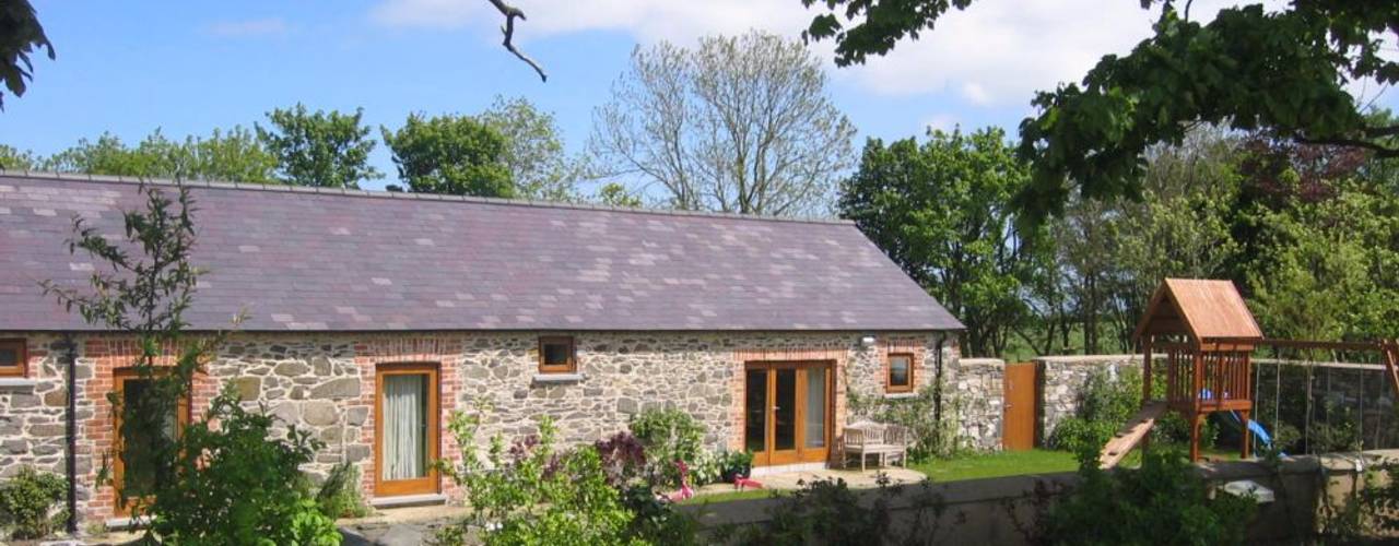 Hilltop stone farm buildings converted and extended to form modern family home, Des Ewing Residential Architects Des Ewing Residential Architects Nhà