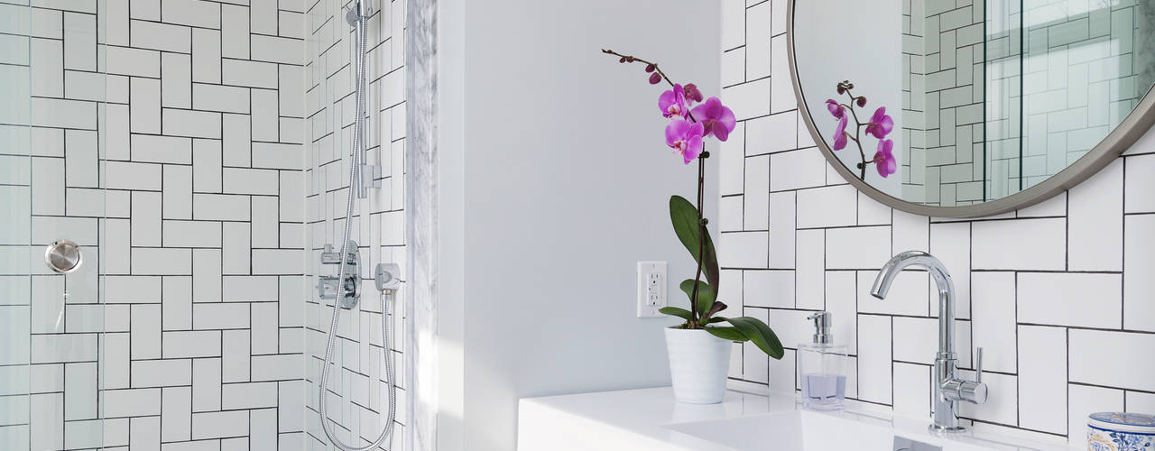 Adult Retreat - New third Storey Addition with Master Bedroom and Ensuite, STUDIO Z STUDIO Z Modern bathroom White
