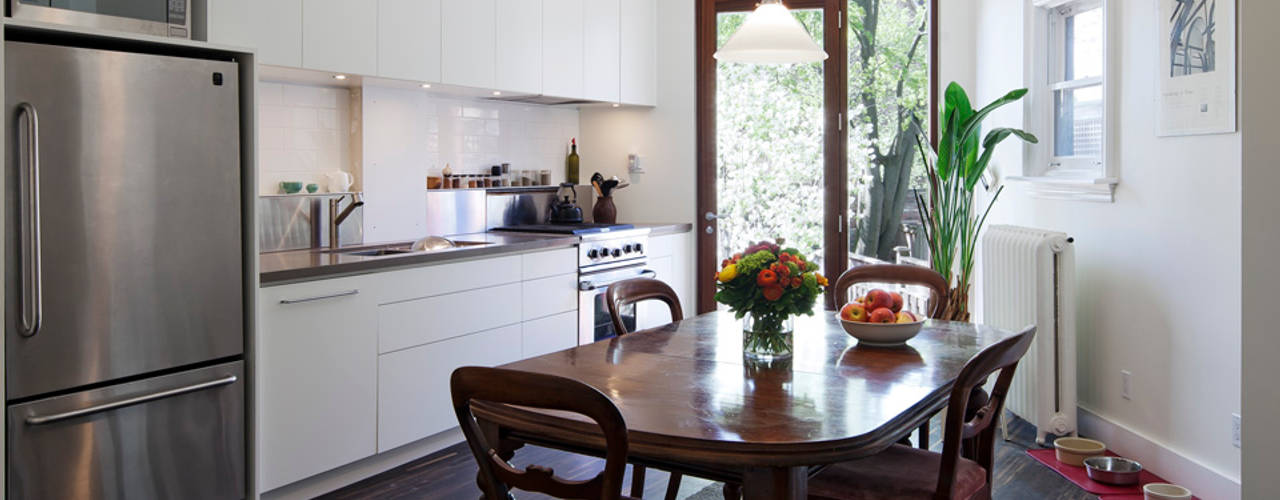 White Kitchen with Mahogany Wood Windows - Summerhill Ave, STUDIO Z STUDIO Z Modern kitchen