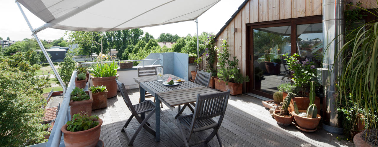 Dachgeschoss: Wintergarten & Küche, raum.4 - Die Meisterdesigner raum.4 - Die Meisterdesigner Modern style balcony, porch & terrace Wood Wood effect