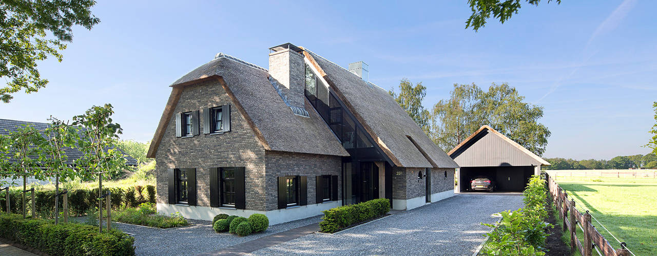 Van oud maak nieuw: Hoe een oude boerderij kan stralen met een nieuw gezicht, Vermeer Architecten bv Vermeer Architecten bv カントリーな 家