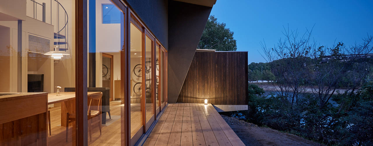 湖沼に建つ家, toki Architect design office toki Architect design office Balcones y terrazas modernos Madera Acabado en madera