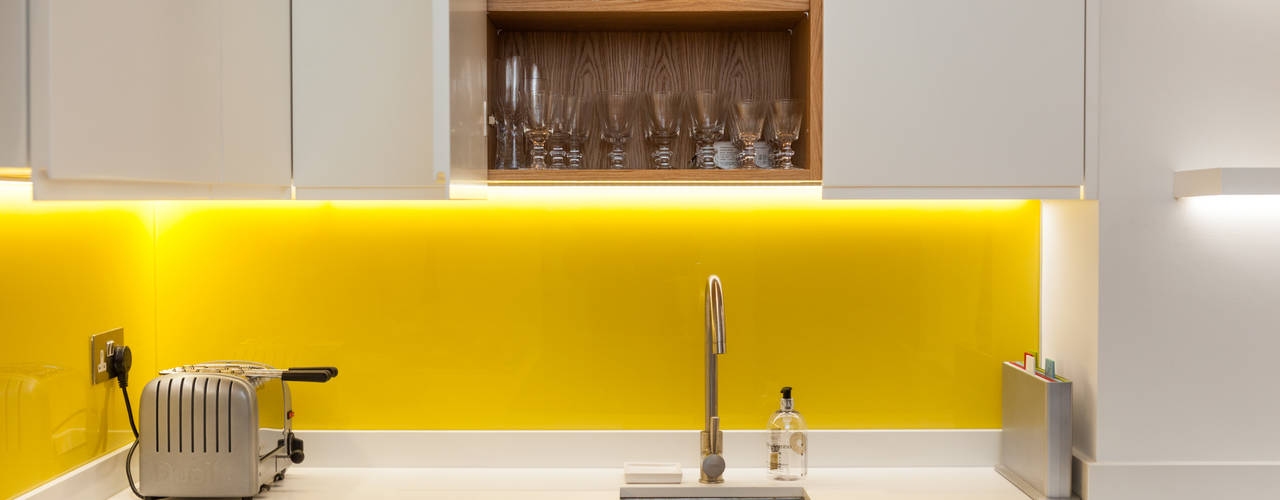 homify Minimalist kitchen Glass