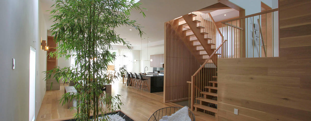 The Courtyard House (2016 Best of Canada), AtelierSUN AtelierSUN Modern living room Engineered Wood Transparent