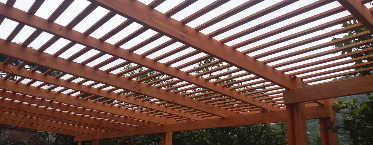 Pérgola Parrón, ARQUITECTURA E INGENIERIA PUNTAL LIMITADA ARQUITECTURA E INGENIERIA PUNTAL LIMITADA Balcones y terrazas eclécticos Madera Acabado en madera