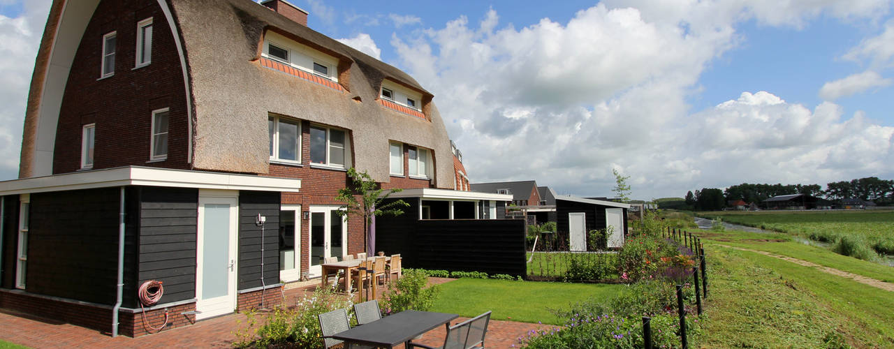 ​2 onder 1 kap woning Dalem met een rieten kap, Brand I BBA Architecten Brand I BBA Architecten Country style houses