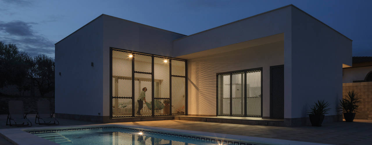 Casa con Terraza, Jardín y Piscina Perfecta para el Verano, FAQ arquitectura FAQ arquitectura Casas de estilo minimalista