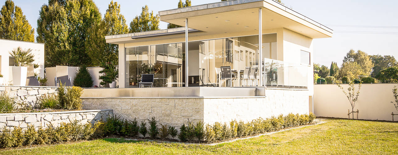 Poolhaus mit Schiebeverglasungen von Fenster-Schmidinger, Schmidinger Wintergärten, Fenster & Verglasungen Schmidinger Wintergärten, Fenster & Verglasungen Puertas y ventanas modernas Vidrio