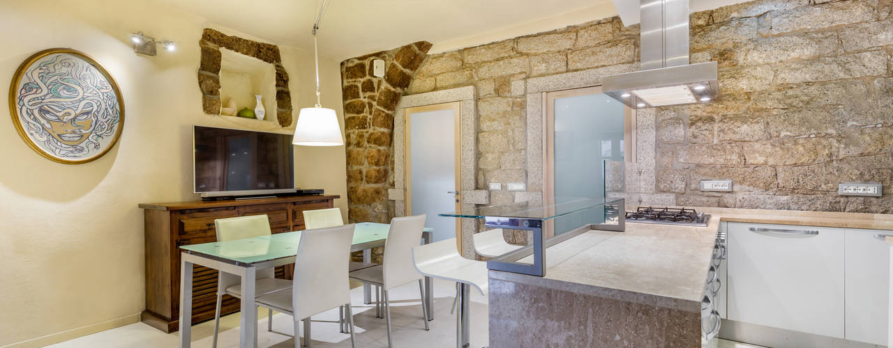 Casa "Ale" tra luce e granito, MAMESTUDIO MAMESTUDIO Dining room