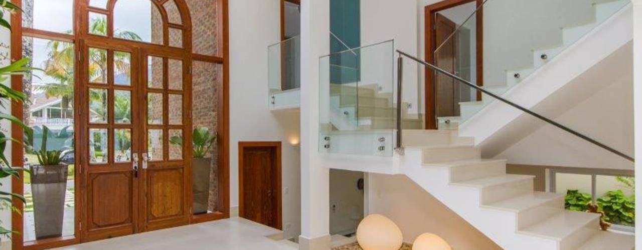 homify Pasillos, vestíbulos y escaleras de estilo mediterráneo