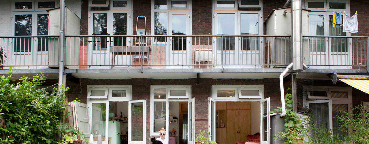 TINY APARTMENT WITH A GARDEN VIEW, Kumiki Kumiki Casas de estilo ecléctico
