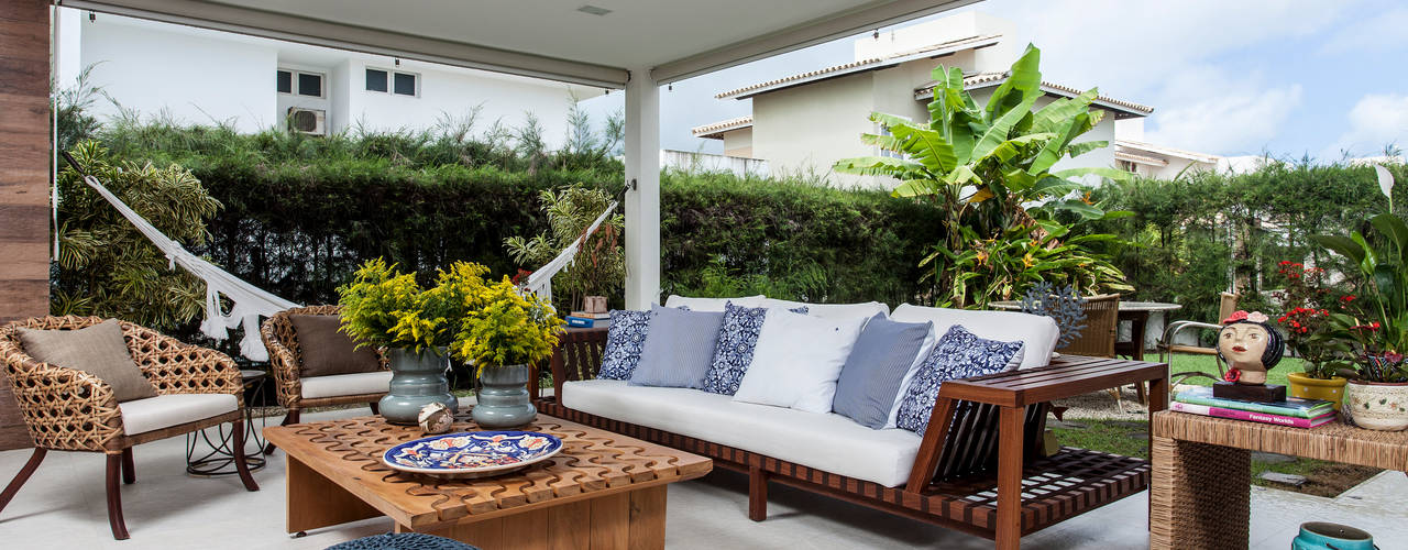 CASA PC 40, RODRIGO FONSECA | ARQUITETURA E INTERIORES RODRIGO FONSECA | ARQUITETURA E INTERIORES Balcones y terrazas de estilo tropical