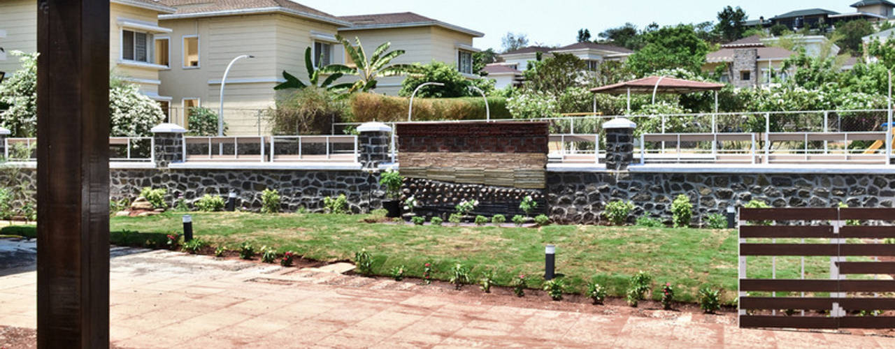 Eccentric House, Pune, ogling inches design architects ogling inches design architects Rustic style balcony, veranda & terrace