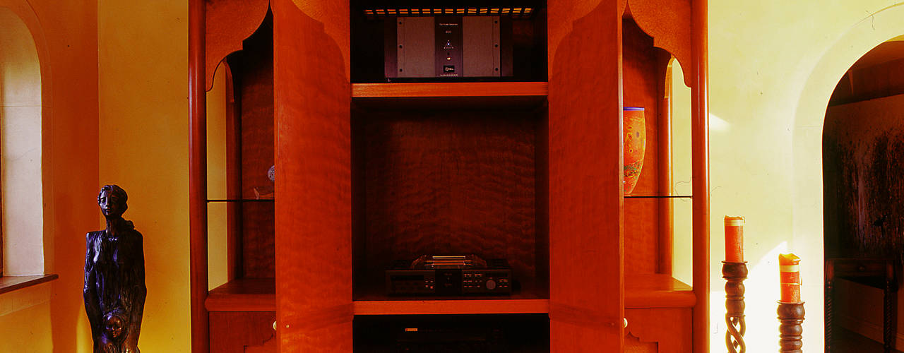 Moroccan Style Hi-fi Cupboard designed and made by Tim Wood, Tim Wood Limited Tim Wood Limited Eklektyczny pokój multimedialny Drewno O efekcie drewna