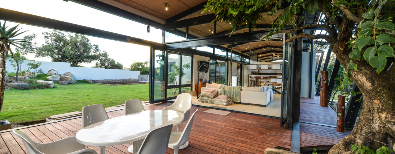 TREE HOUSE, Studious Architects Studious Architects Industrial style balcony, veranda & terrace