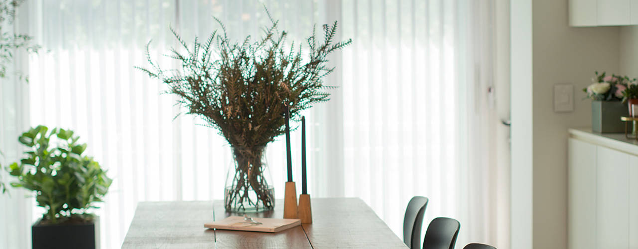 homify Minimalist dining room