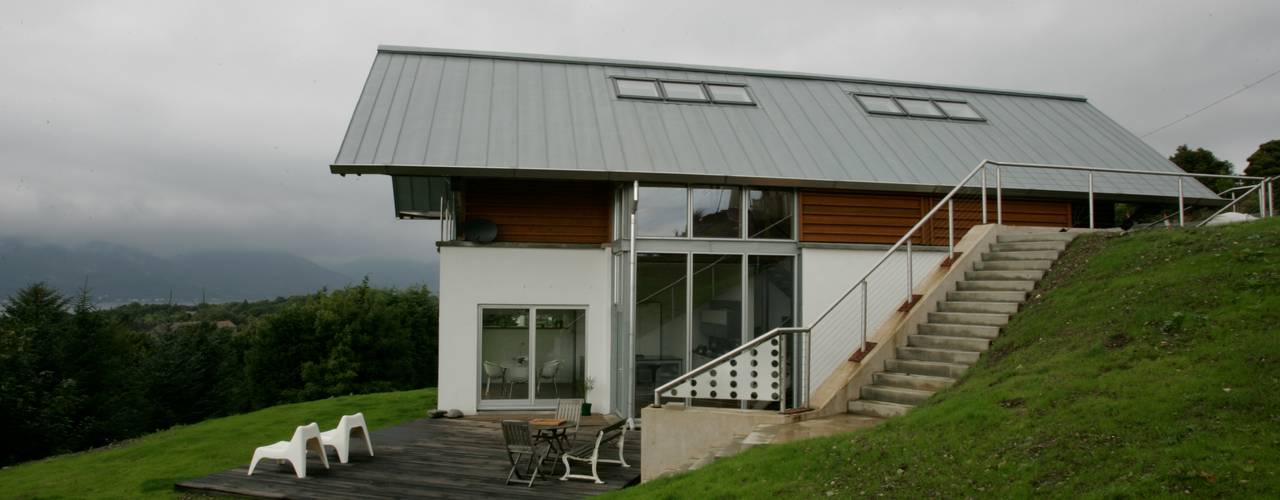 Long House : A domestic residence extruded on a linear plan South West out over the "Clyde Sea", Retool architecture Retool architecture Scandinavian style houses Aluminium/Zinc