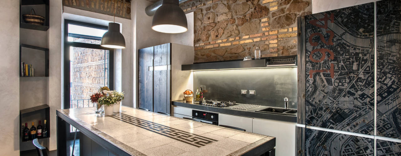 Quartiere Ostiense: una casa dal sapore Industriale , studioQ studioQ Nhà bếp phong cách công nghiệp