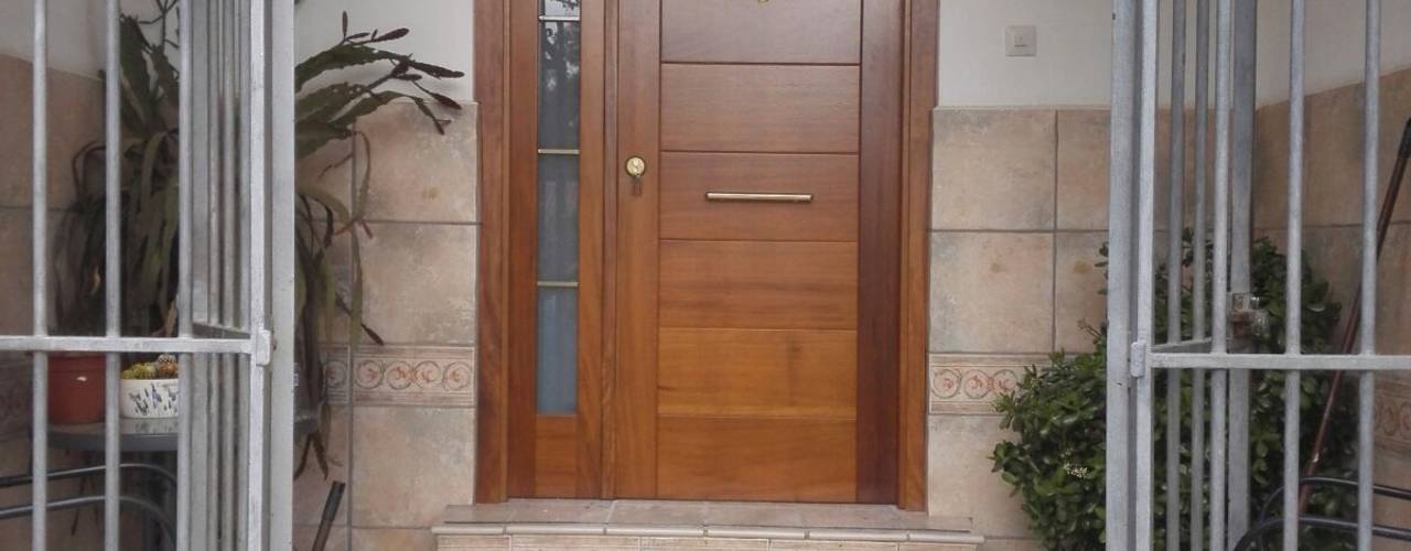 puerta calle, Cooperativa de la madera "Ntra Sra de Gracia" Cooperativa de la madera 'Ntra Sra de Gracia' Eclectic style doors Engineered Wood Transparent