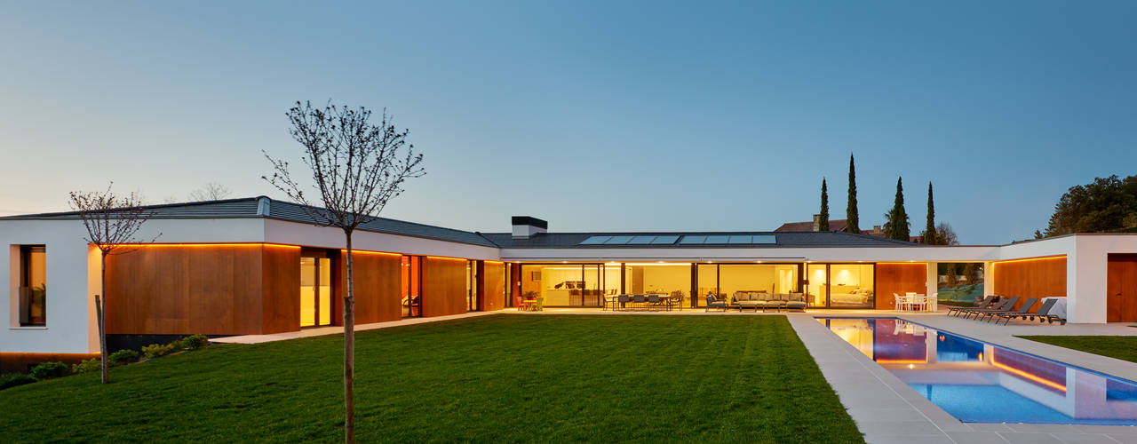 Moderna y Atrevida Casa Unifamiliar En Una Planta Con Piscina, DECONS GKAO S.L. DECONS GKAO S.L. Jardines modernos Madera Acabado en madera